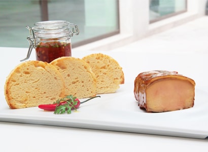 'Foie gras' al Oporto con manzanas caramelizadas y 'chutney' de cítricos, en 'brioche' tostada