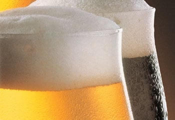 El consumo moderado de cerveza y vino, ¿bueno para los huesos?