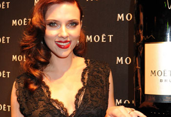 Scarlett Johansson, glamour y burbujas en Londres