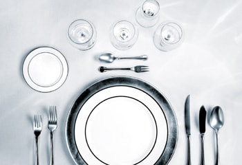 Protocolo en la mesa: invitar a comer, todo un arte