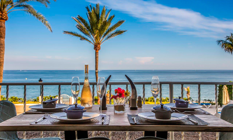 Terrazas en azul marino: comer y cenar con vistas al mar