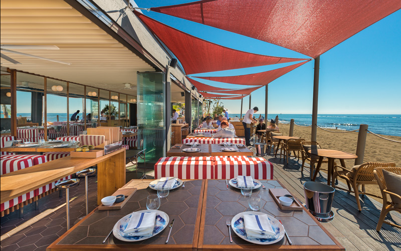 Terrazas en azul marino: comer y cenar con vistas al mar 