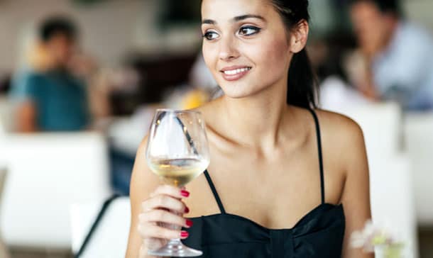 Este sencillo gesto te hará quedar como una perfecta ‘wine lover’