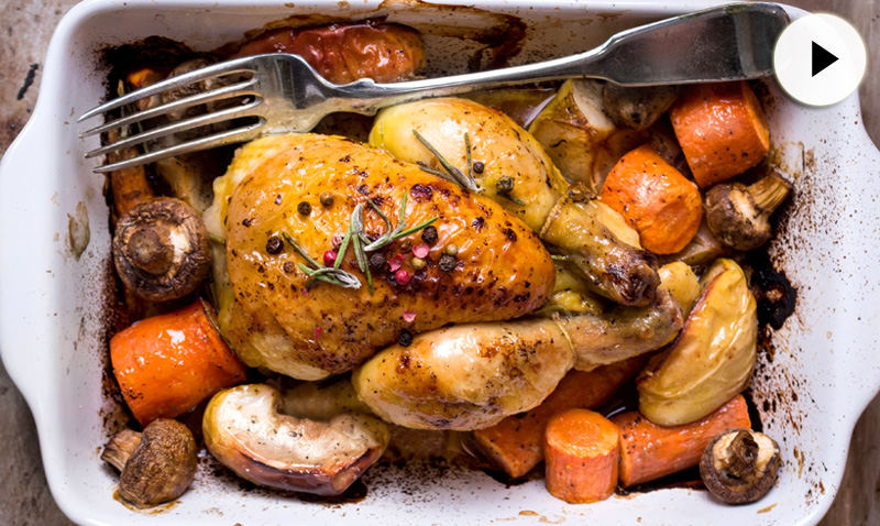 En vídeo: una receta diferente (¡y deliciosa!) para cocinar pollo al horno