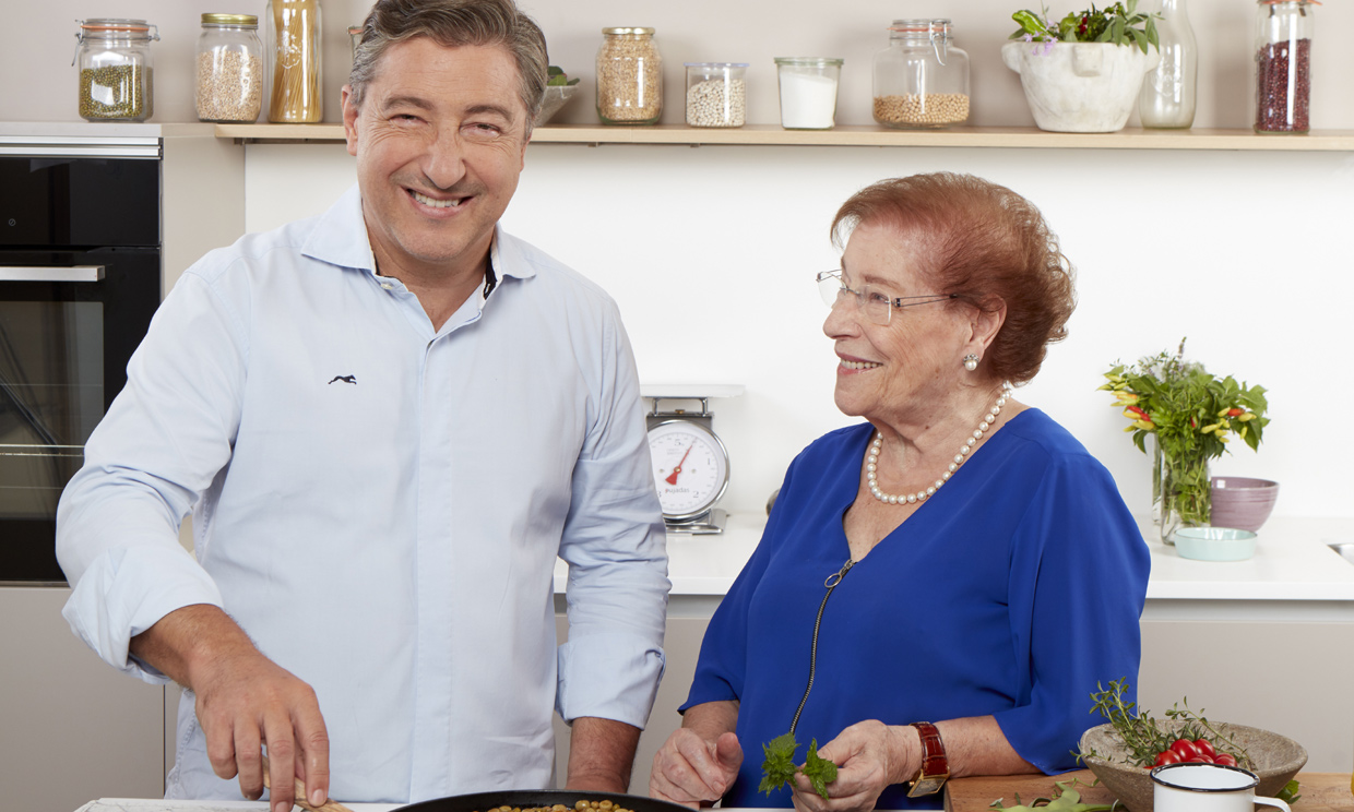 Así es el (precioso) homenaje de Joan Roca a su madre, página a página