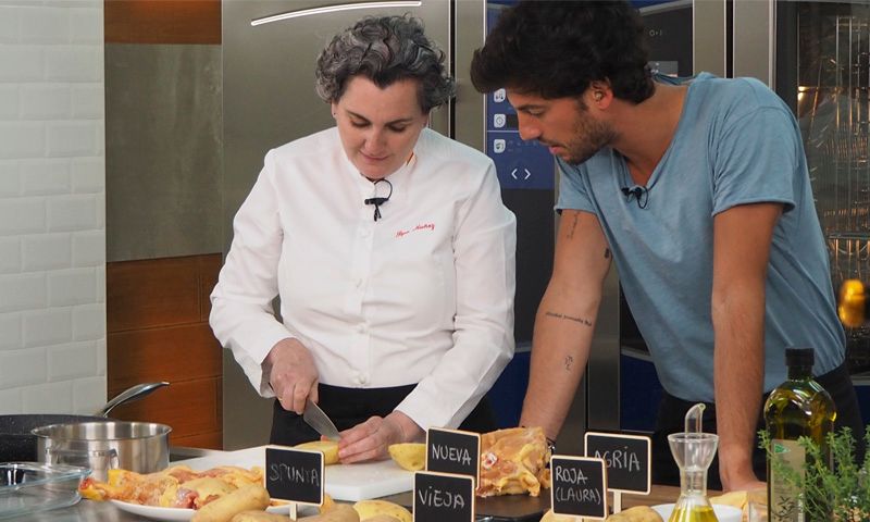 Pepa Muñoz y Jorge Brazález nos enseñan a preparar un pollo de corral al estilo campero Pepa Muñoz y Jorge Brazález nos enseñan a preparar un pollo de corral al estilo campero