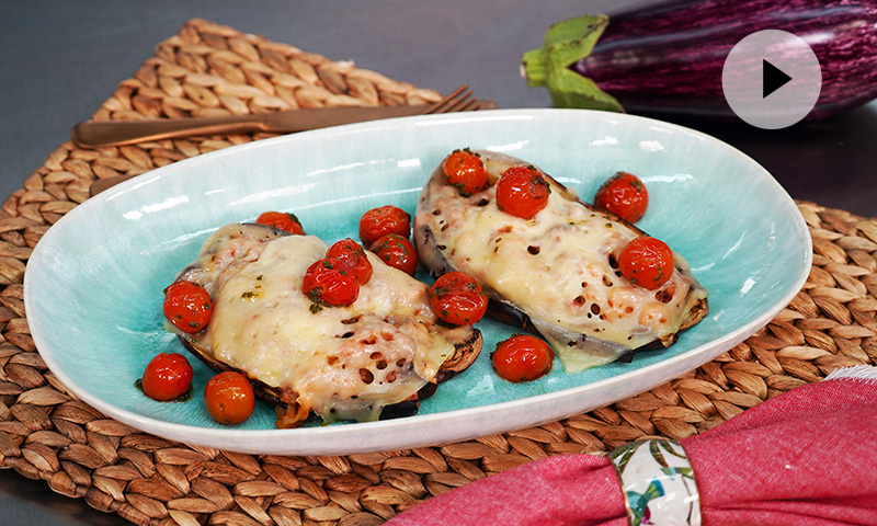 Berenjenas rellenas de carne con tomatitos 'cherry'