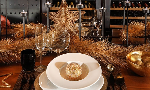 'El arte de decorar la mesa' por Fiona Ferrer: una cena dorada para una Navidad de oro