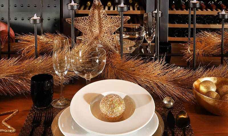 'El arte de decorar la mesa' por Fiona Ferrer: una cena dorada para una Navidad de oro