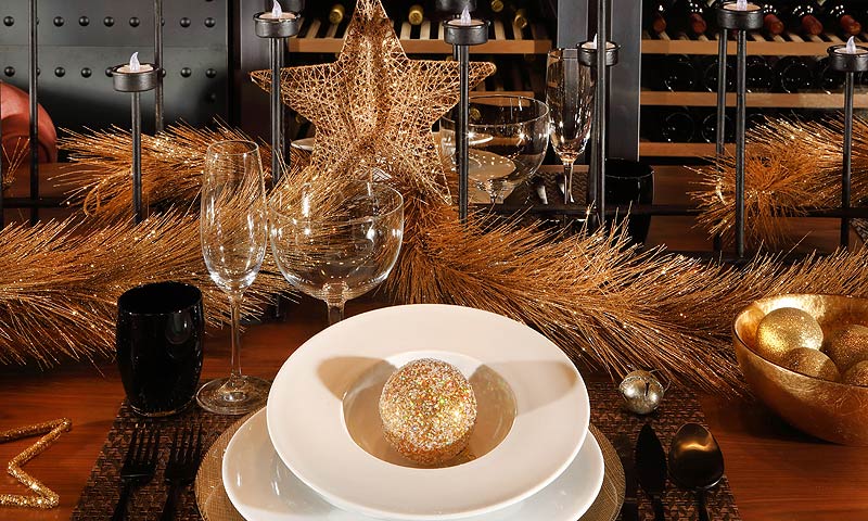 'El arte de decorar la mesa' por Fiona Ferrer: una cena dorada para una Navidad de oro