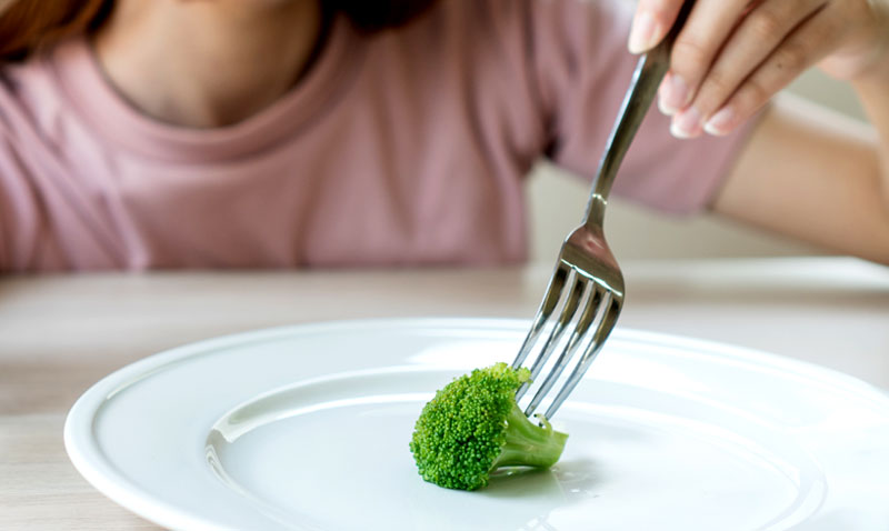 ¿Por qué es una pésima idea hacer una dieta muy estricta?