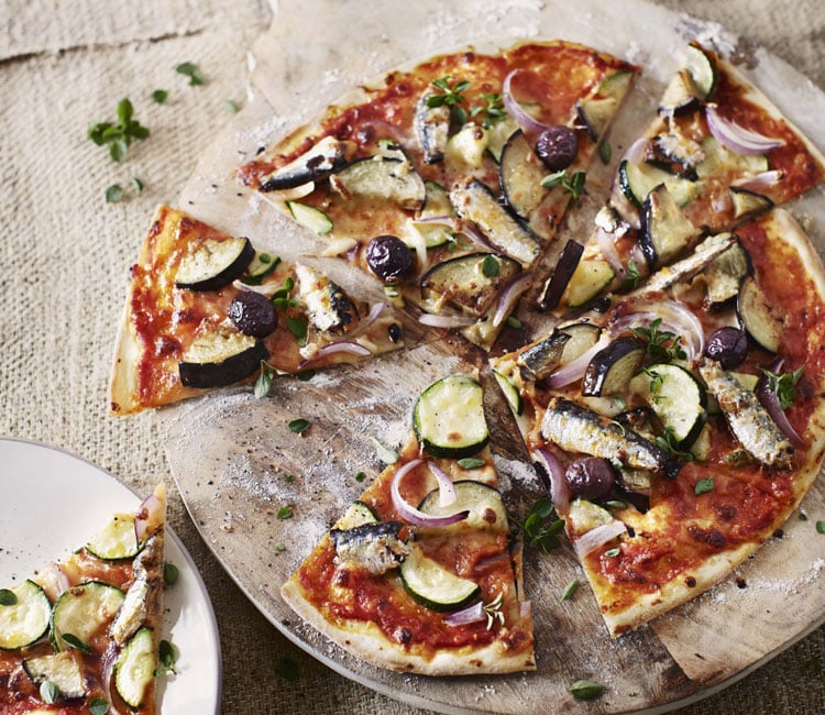 Pizza de sardinas y verduras