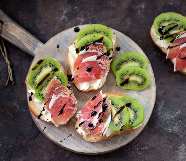 Tostadas de jamón serrano y kiwi