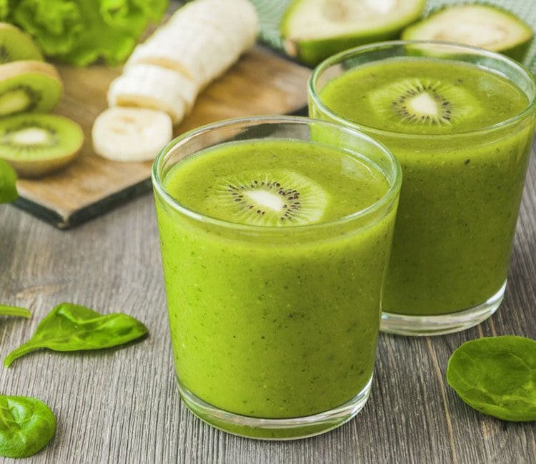 Smoothie de kiwi, plátano y espinacas