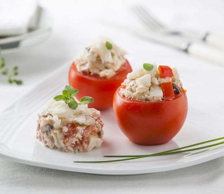 Tomatitos rellenos de ensaladilla de bacalao