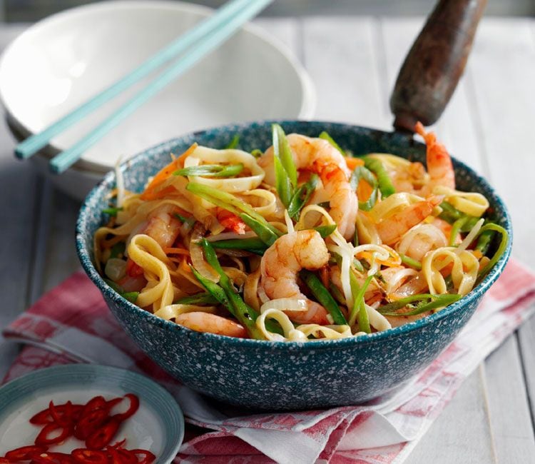 Wok de noodles con gambas y verduras