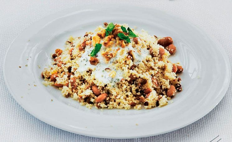 Cuscús con legumbres, salsa de yogur, menta y nueces