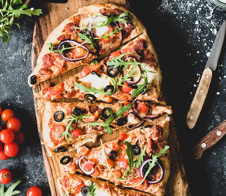 Pizza-casera-con-tomate-fresco-aceitunas-rucula