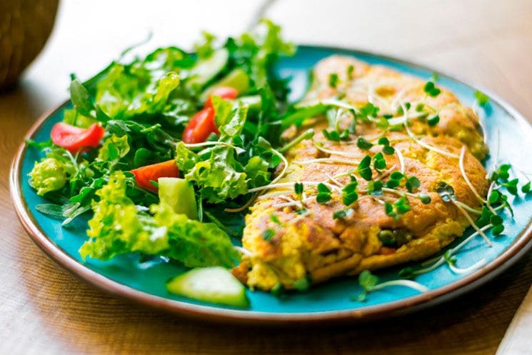 Tortilla vegana de patatas y guisantes sin huevo