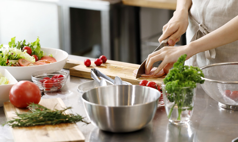 ¿Solo en casa? Cocinar para uno será más fácil (y sano) con estos consejos y recetas