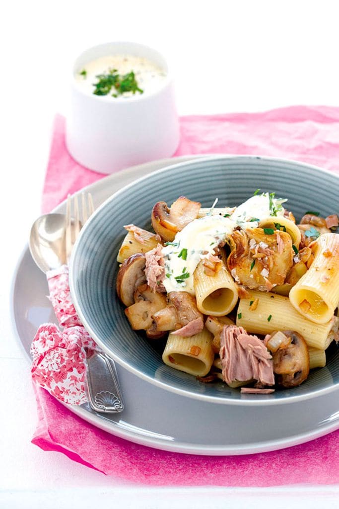 Rigatones con atún, setas y corazones de alcachofa