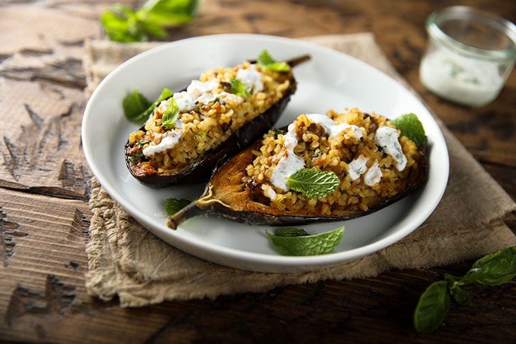 Berenjenas asadas picantes rellenas de bulgur con yogur al cilantro