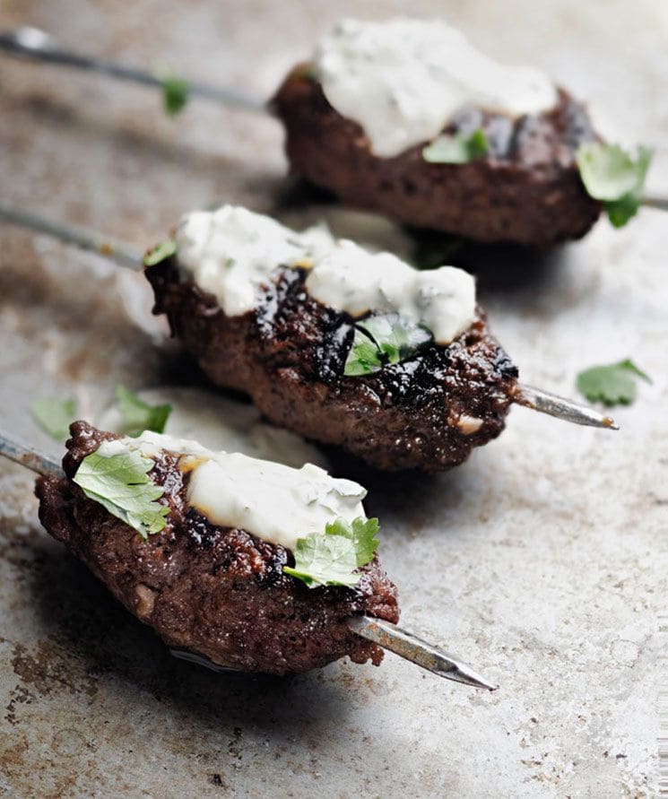 Kofta de cordero con salsa de yogur