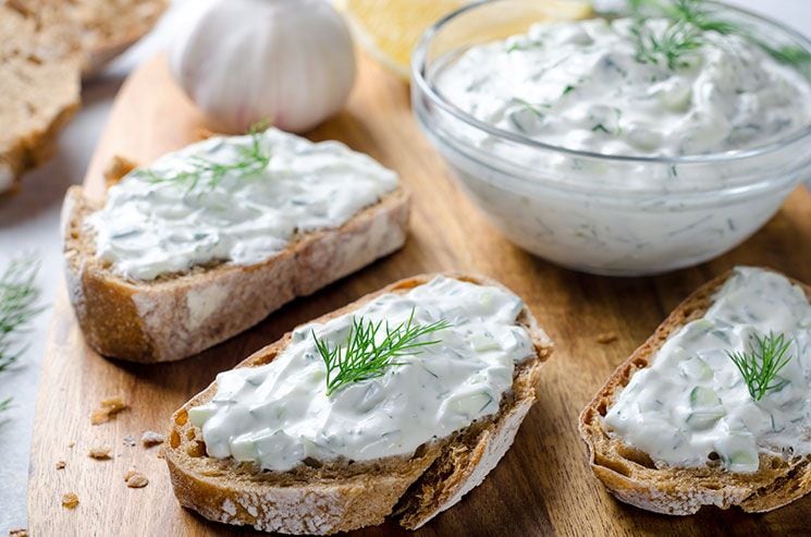 Tzatziki sobre tostas de pan