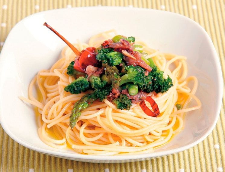 Espaguetis con verduras y anchoas