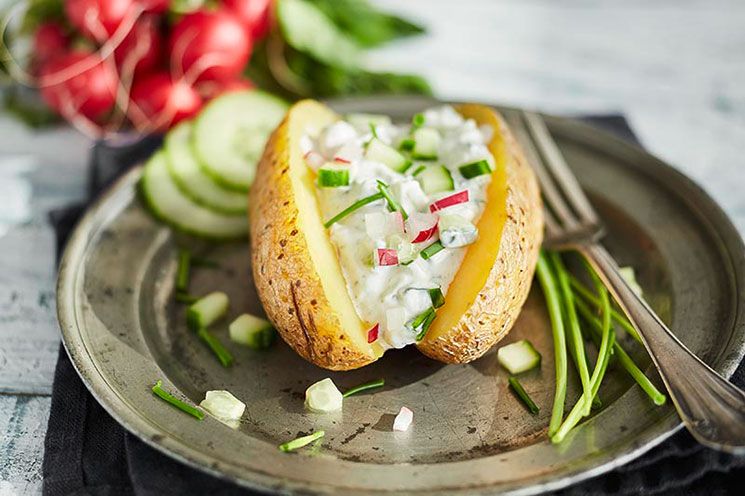 Patatas al horno con salsa de pepino y rábanos frescos