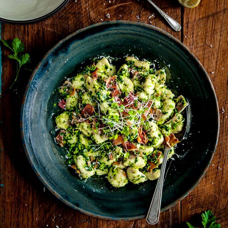 Gnoccis de guisantes con kale y jamón