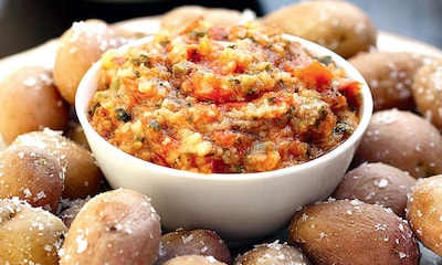 Patatas con salsa de queso y otros 6 aperitivos fáciles para ‘potatolovers’