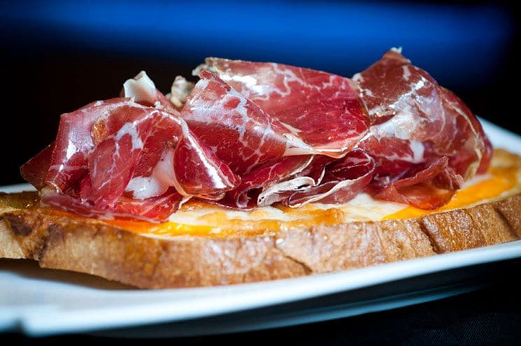 Tosta de cecina con queso zamorano y salmorejo