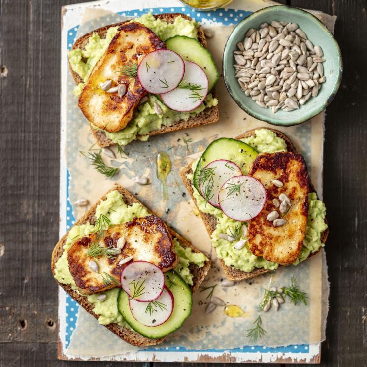 tostas-aguacate-halloumi