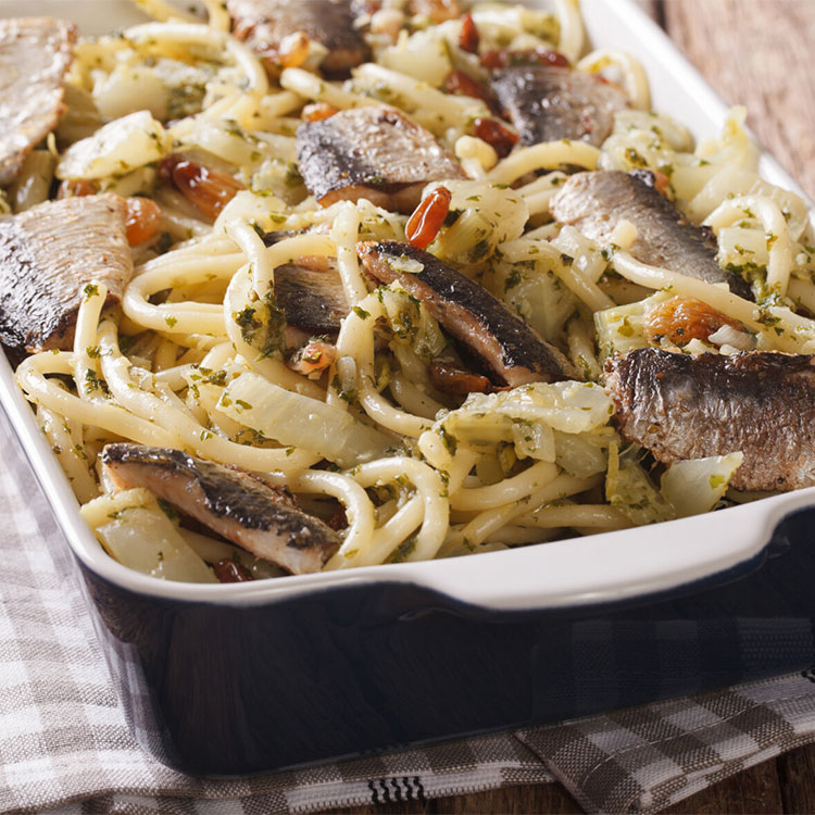 Espaguetis con sardinas, hinojo, pasas y nueces