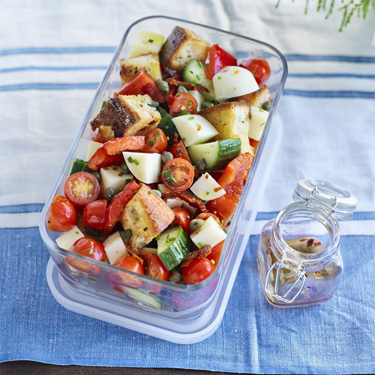 Ensalada Toscana (pan, tomate, pepino y mozarela)