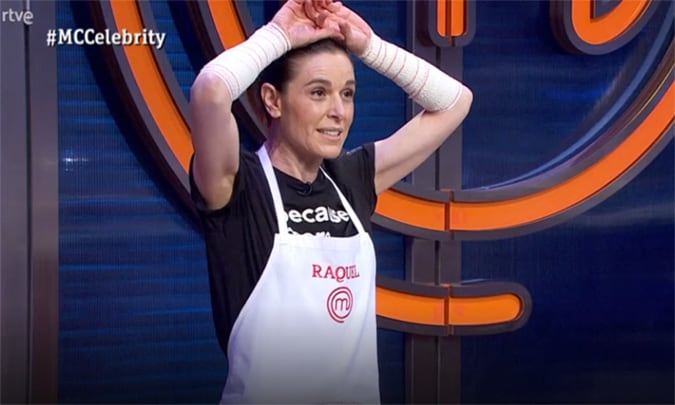 ¿Qué le ha pasado? Raquel Sánchez Silva aparece con los brazos vendados en 'MasterChef Celebrity'