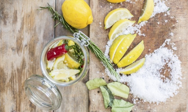¿Sabes por qué el limón conserva? Conservantes naturales que puedes añadir a tus alimentos