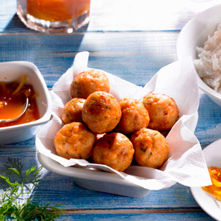 Albóndigas de salmón con salsa de tomate