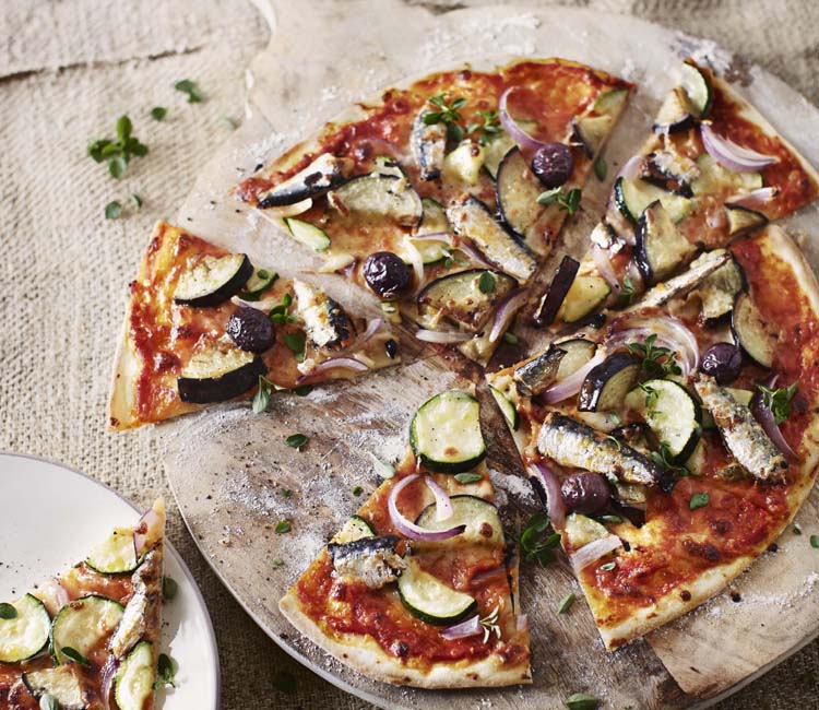 Pizza de sardinas y verduras