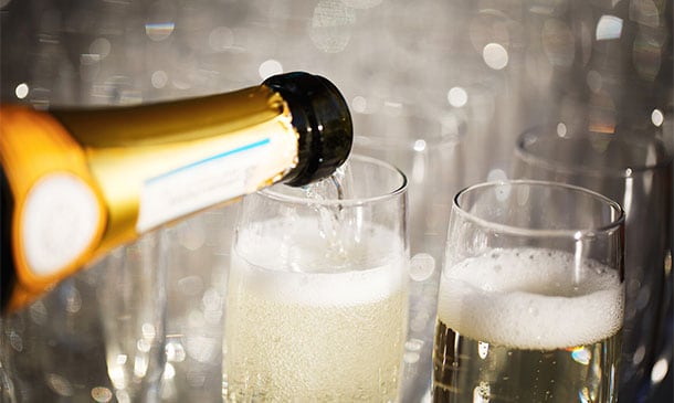 Cómo servir el champagne a la francesa y disfrutarlo al máximo