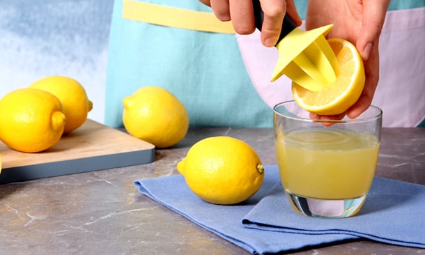 Agua con limón en ayunas: ni adelgaza, ni cura, ni detoxifica
