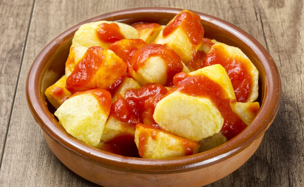 Patatas bravas y otras recetas míticas del restaurante madrileño Arzabal