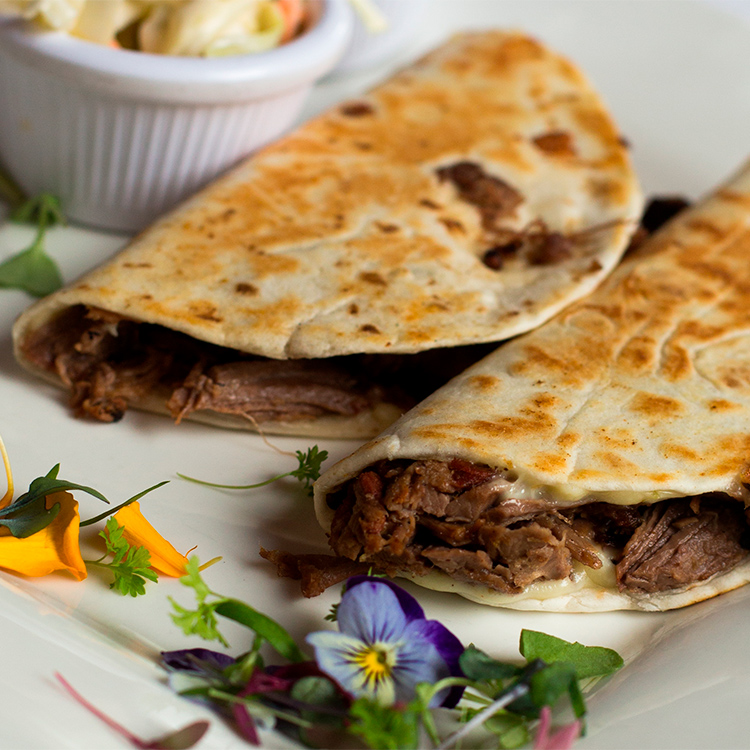 Tacos de brisket con queso y ensalada de col