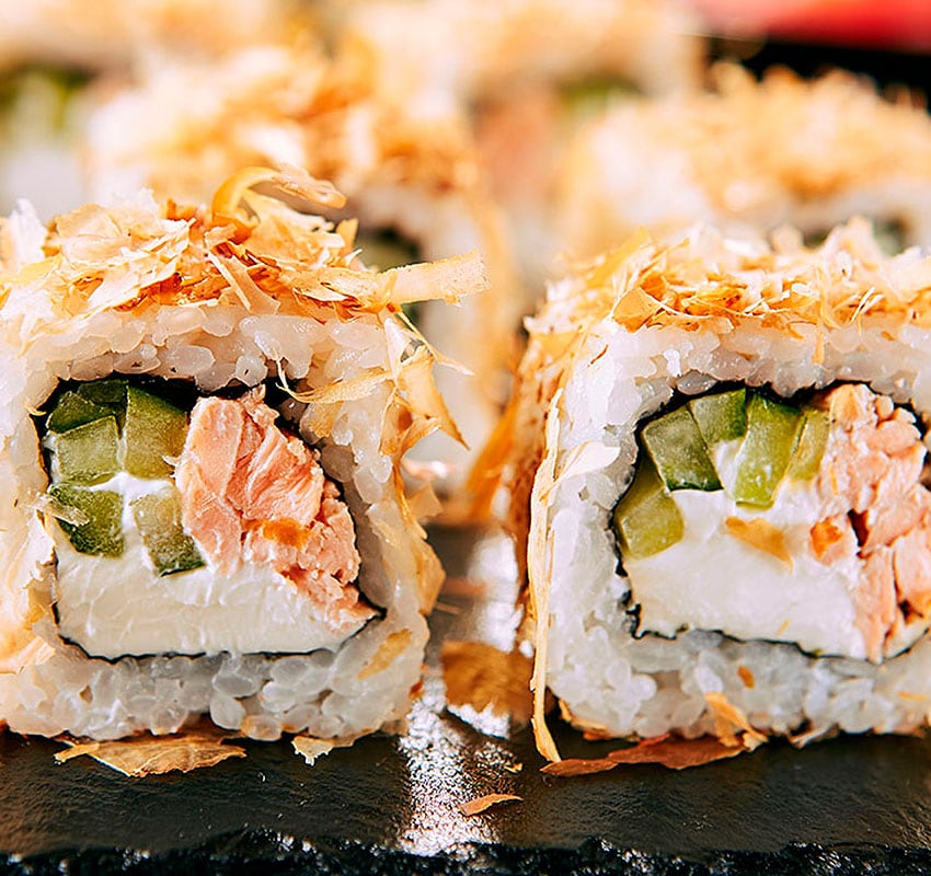 Paso a paso: Uramaki sushi de salmón con copos de bonito seco