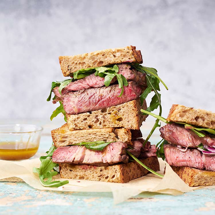 Sándwich de 'steak' de carne con aliño de mostaza