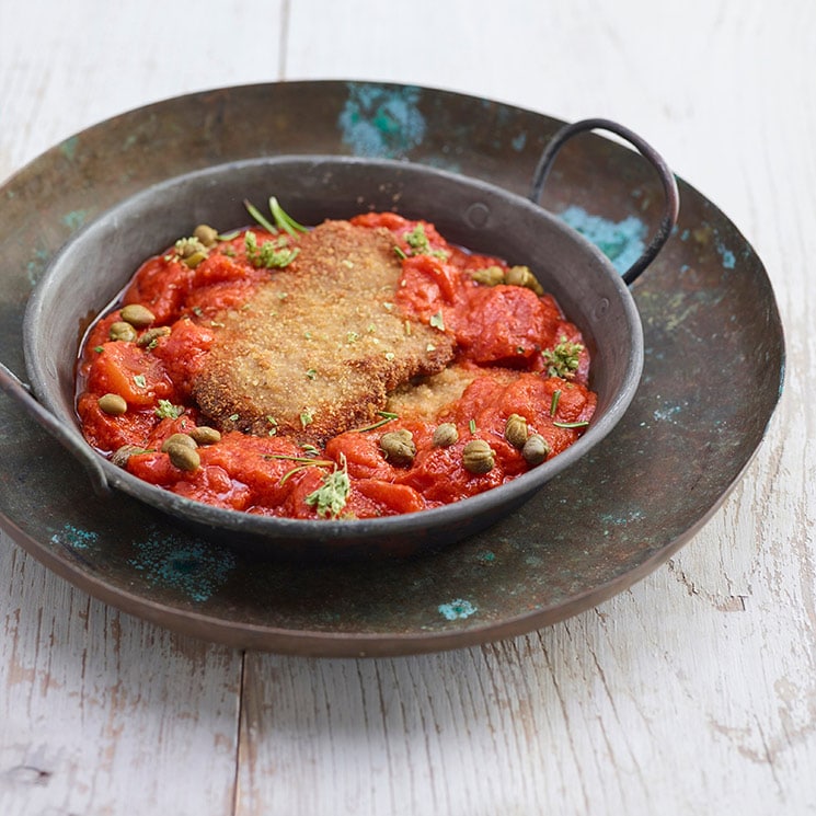 Escalopes de ternera con salsa de tomate, alcaparras y orégano
