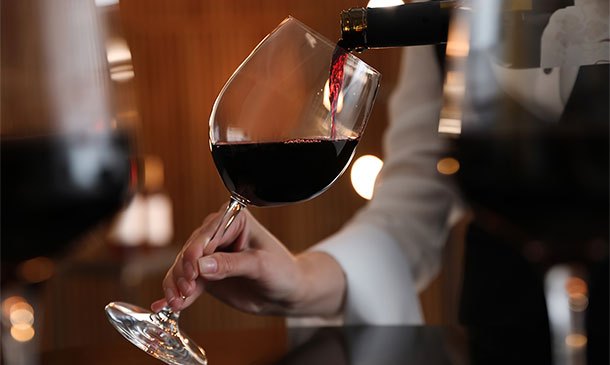 ¿Sabes por qué el vino está mejor cuanto más grande es su botella?