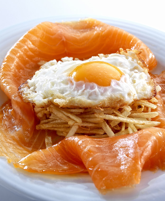 Huevos rotos con salmón ahumado Ahumados Domínguez