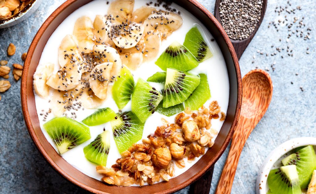 Sanas y facilísimas: 5 ideas para disfrutar del kiwi a la hora del desayuno